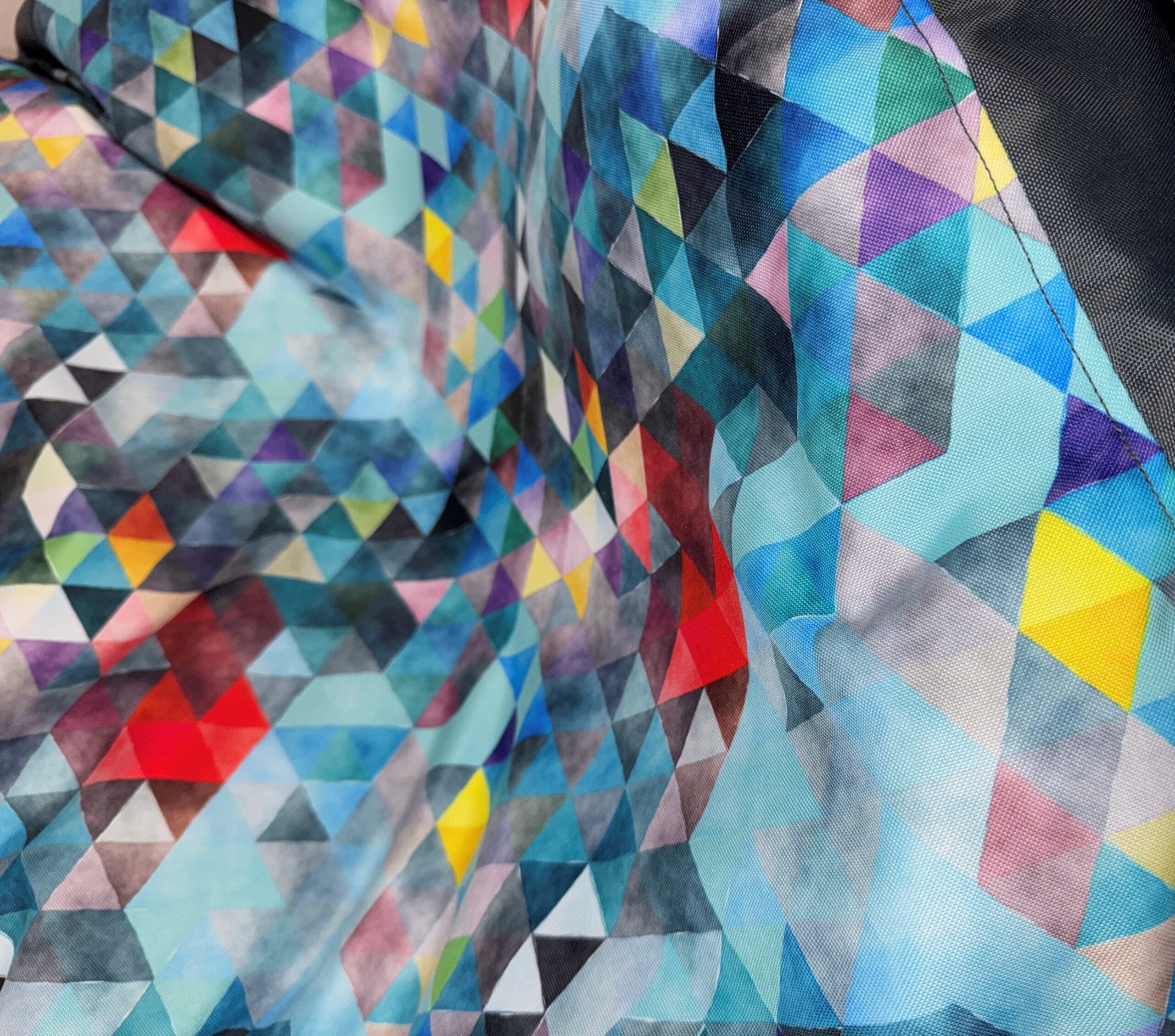 VYVA TRIO modre trojuholníky na grafitovej + podnožka - snímateľný poťah – Obrázok 2