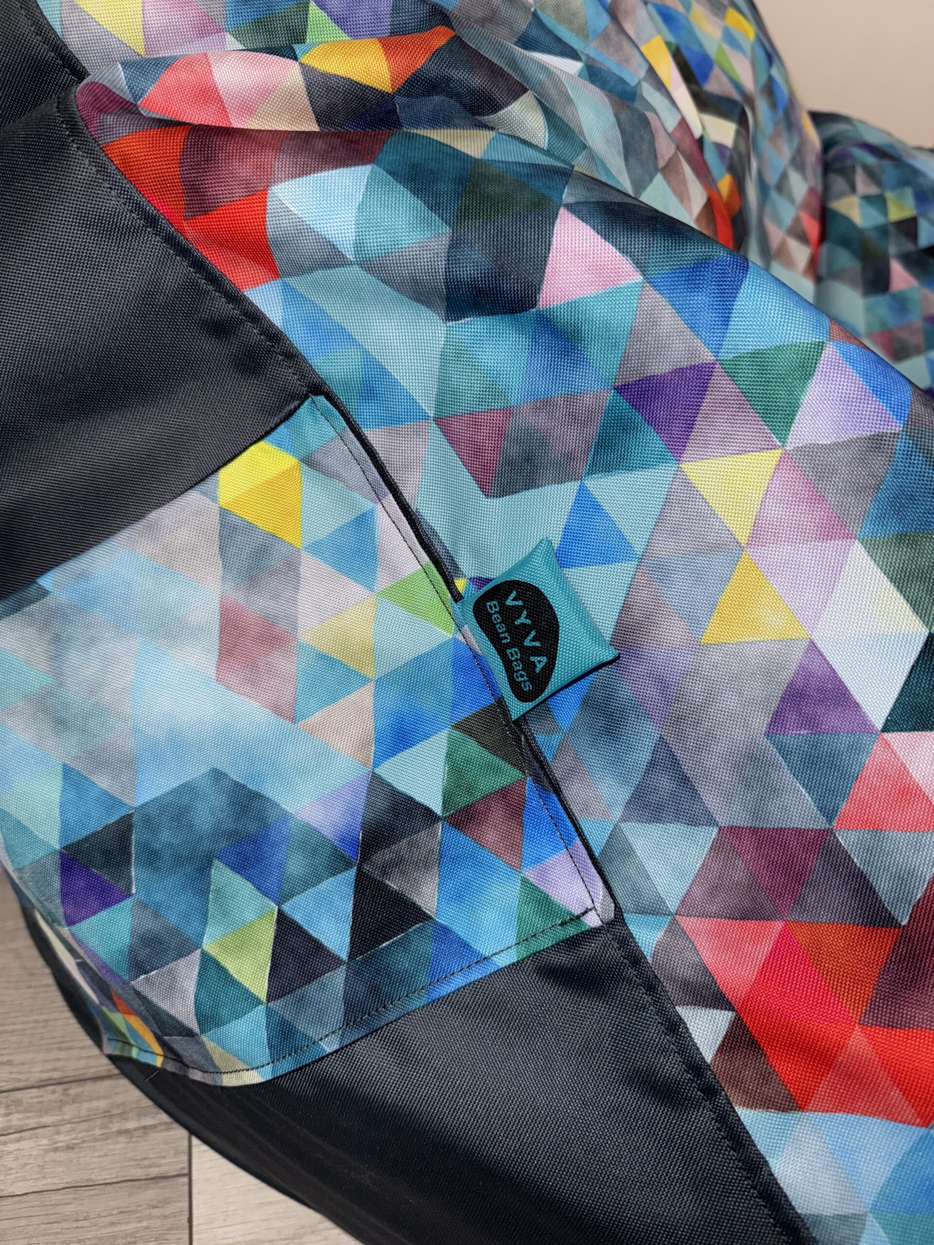 VYVA TRIO modre trojuholníky na grafitovej + podnožka - snímateľný poťah – Obrázok 3