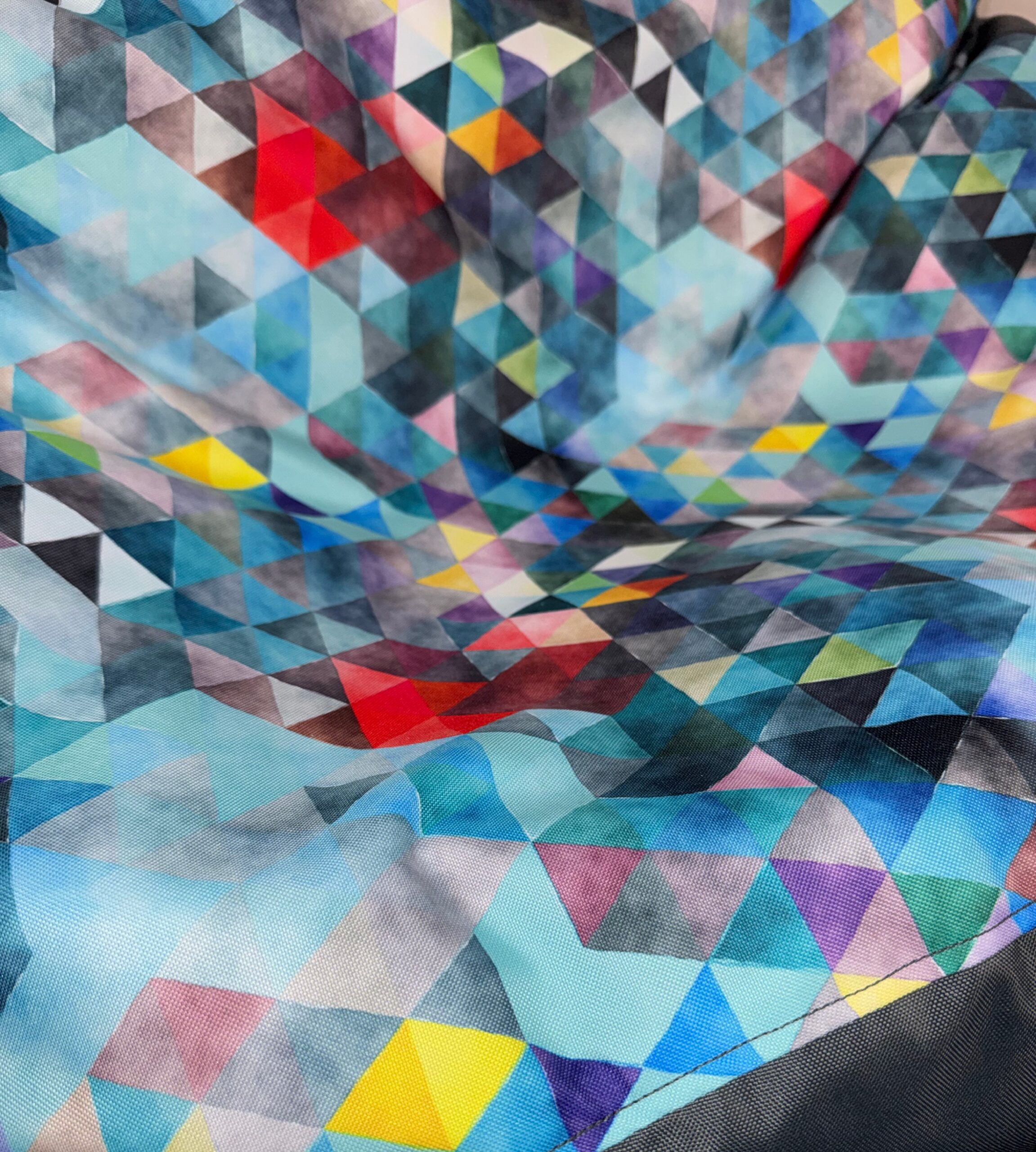 VYVA TRIO modre trojuholníky na grafitovej + podnožka - snímateľný poťah – Obrázok 9