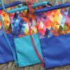 VYVA bags - farebné trojuholníky na modrej