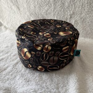 Podsedák - puf - vzor káva na čiernej