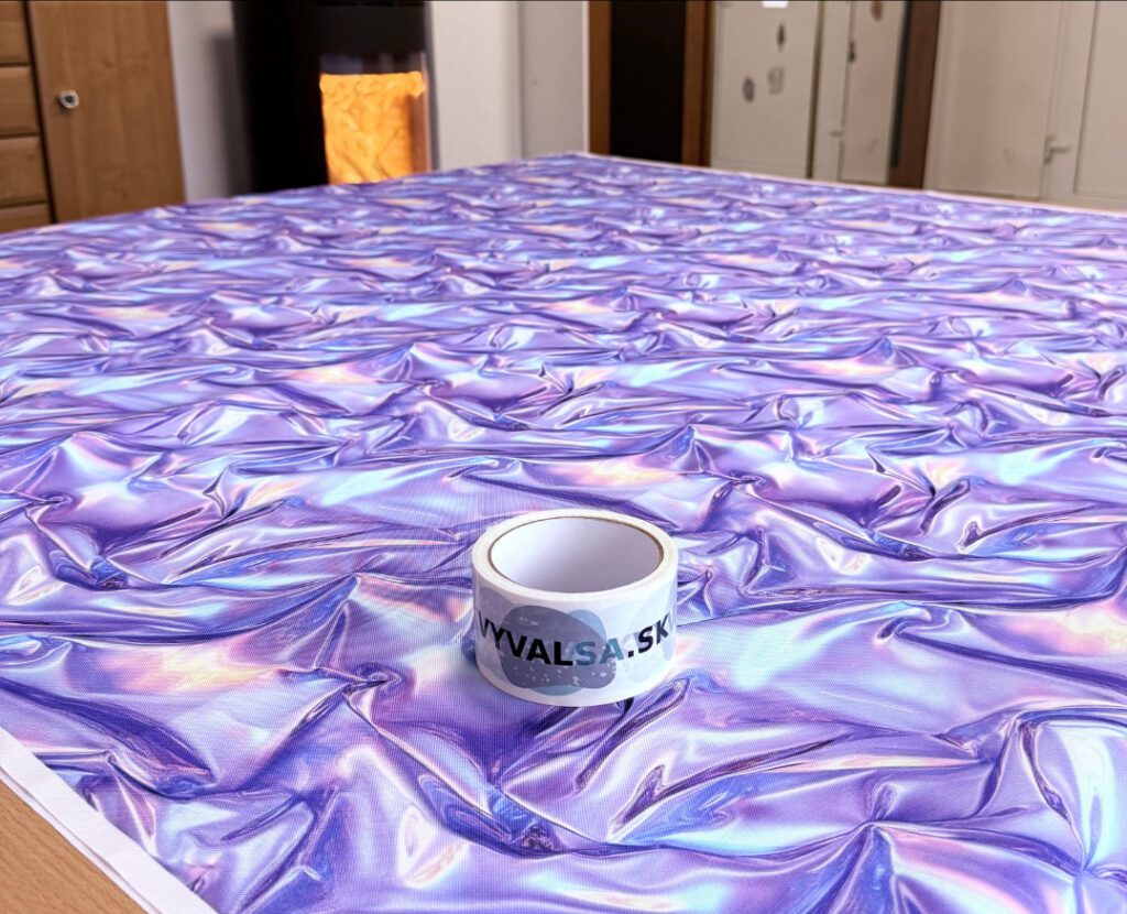 dielna z rozlozenou latkou so vzorom fialova folia