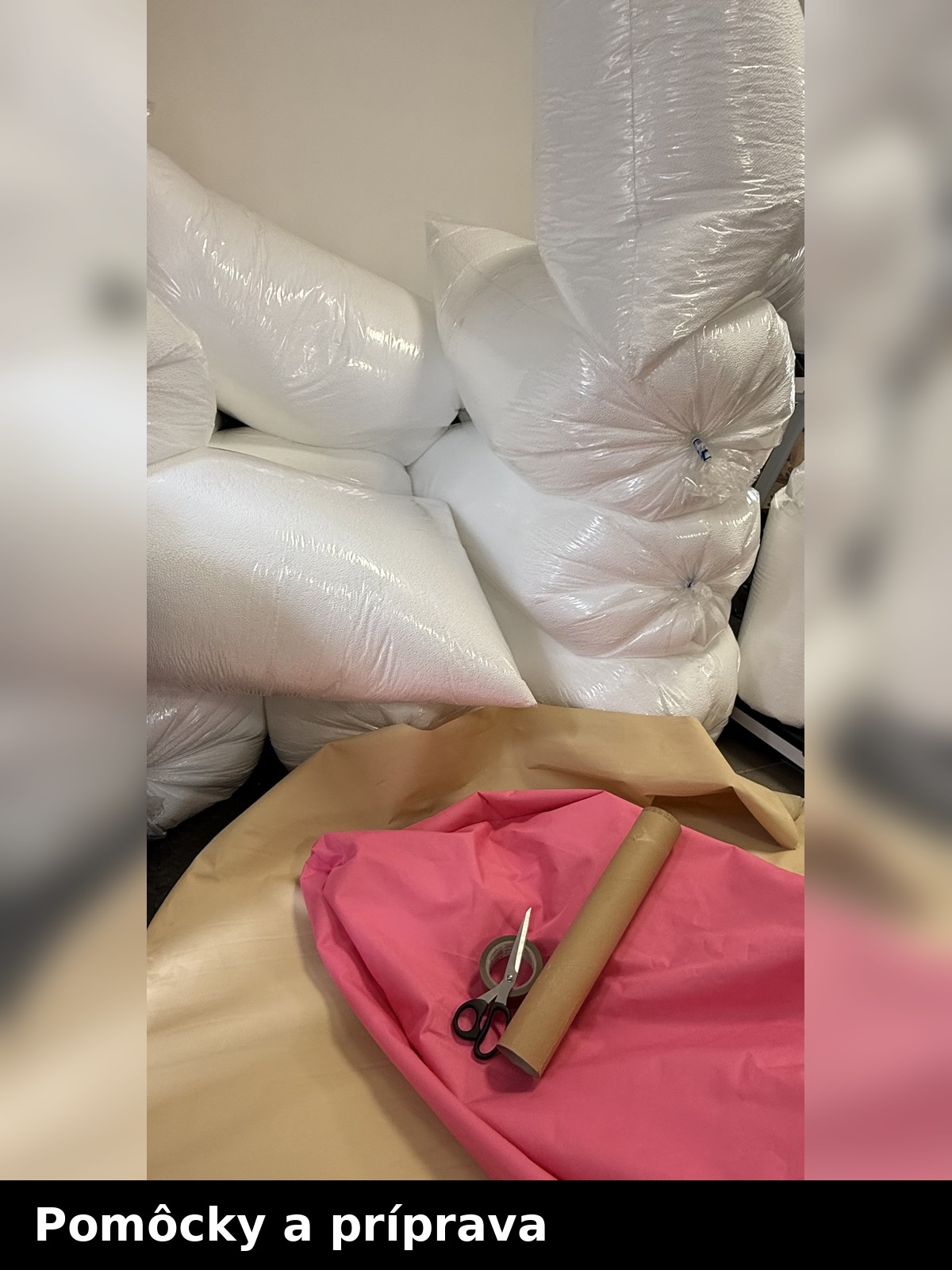 Prehľad pomôcok potrebných na doplnenie vaku – poťah na napĺňanie, ostré nožnice, široká lepiaca páska, kartónový tubus a vrece s EPS guličkami