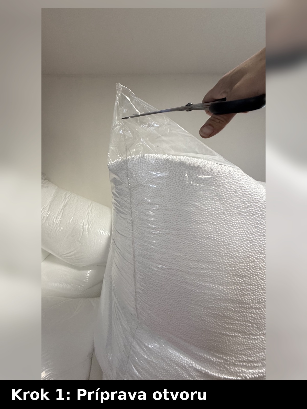 Detailný záber na nožnice odstrihávajúce roh veľkého plastového vreca s polystyrénovými guličkami