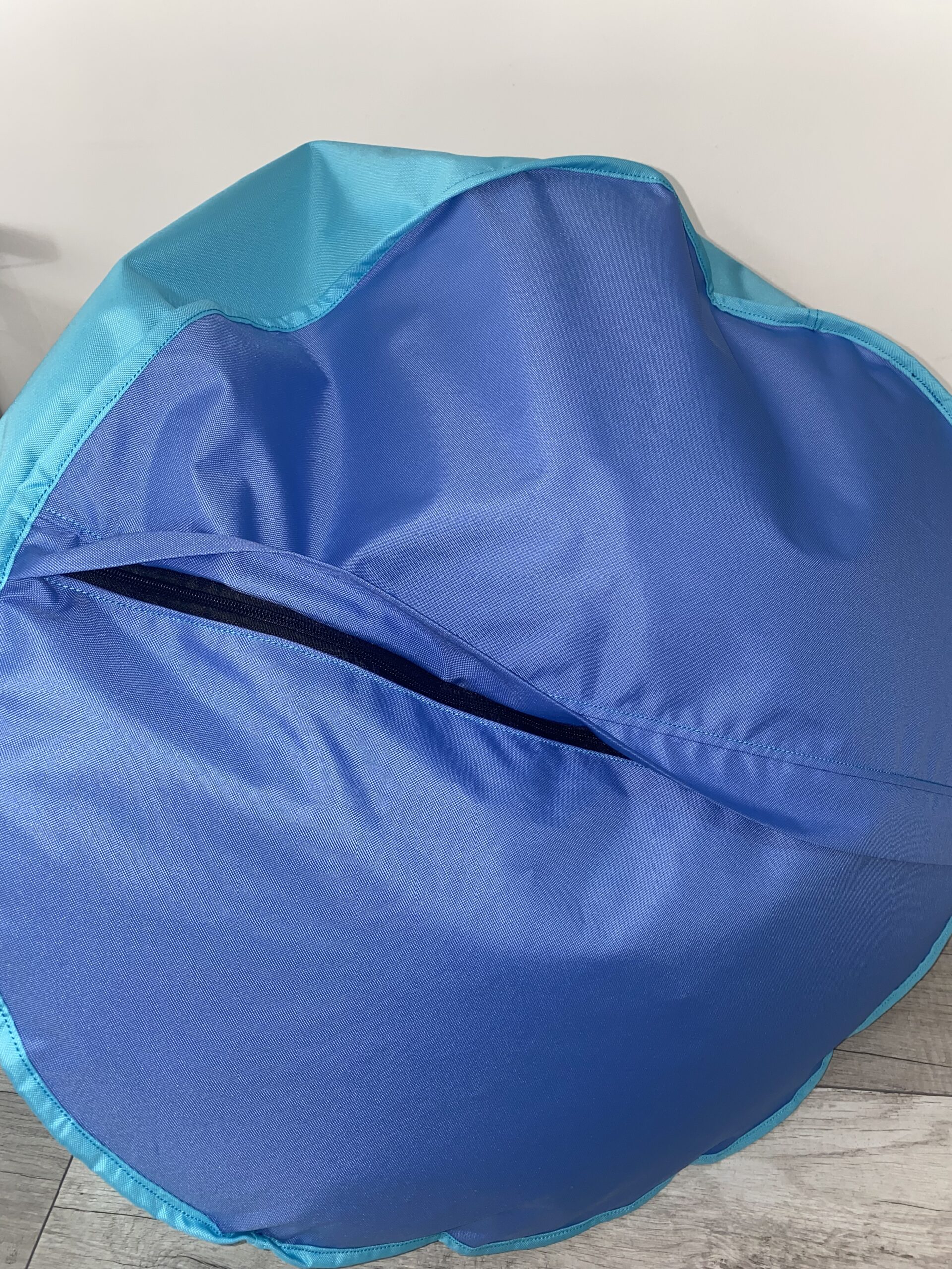 sedací vak VYVA PEAK medvede na tyrkysovej - snímateľný poťah detail spodnej časti