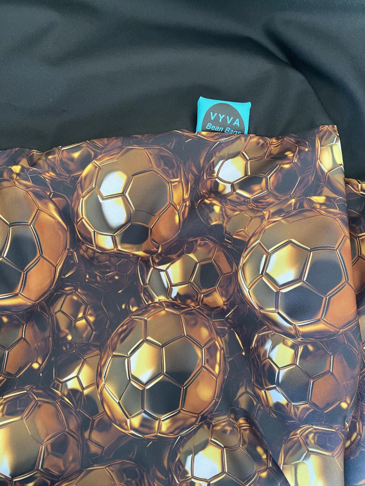 Detail futbalového vzoru sedacieho vaku VYVA TRIO na čiernej