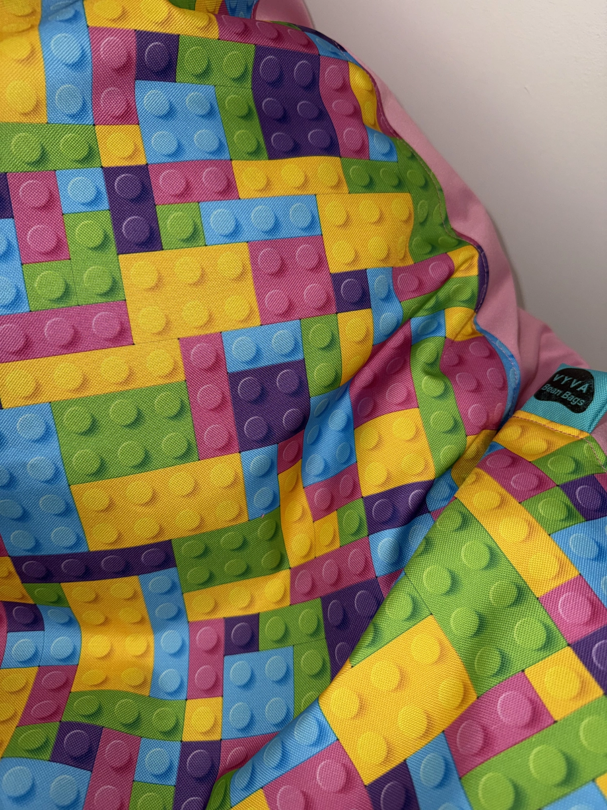 Detail látky s farebným vzorom kociek VYVA TRIO Lego