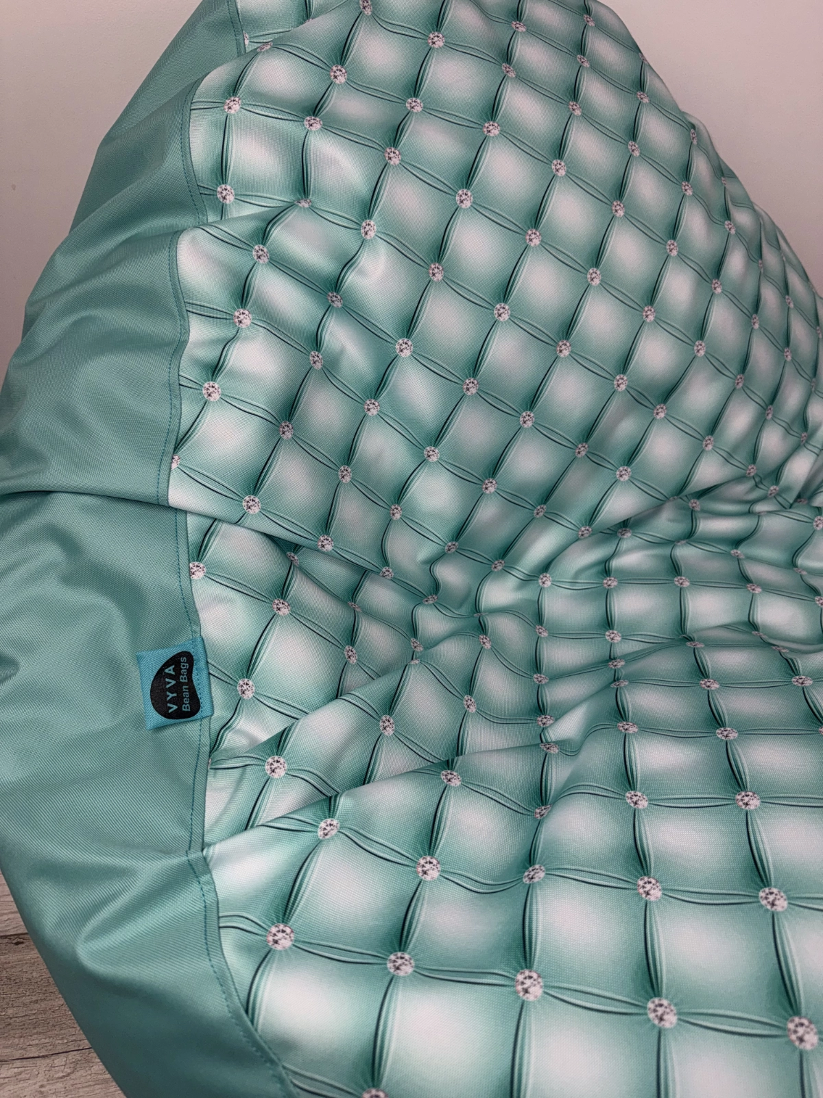 Detail mätovej glamour látky sedacieho vaku VYVA TRIO