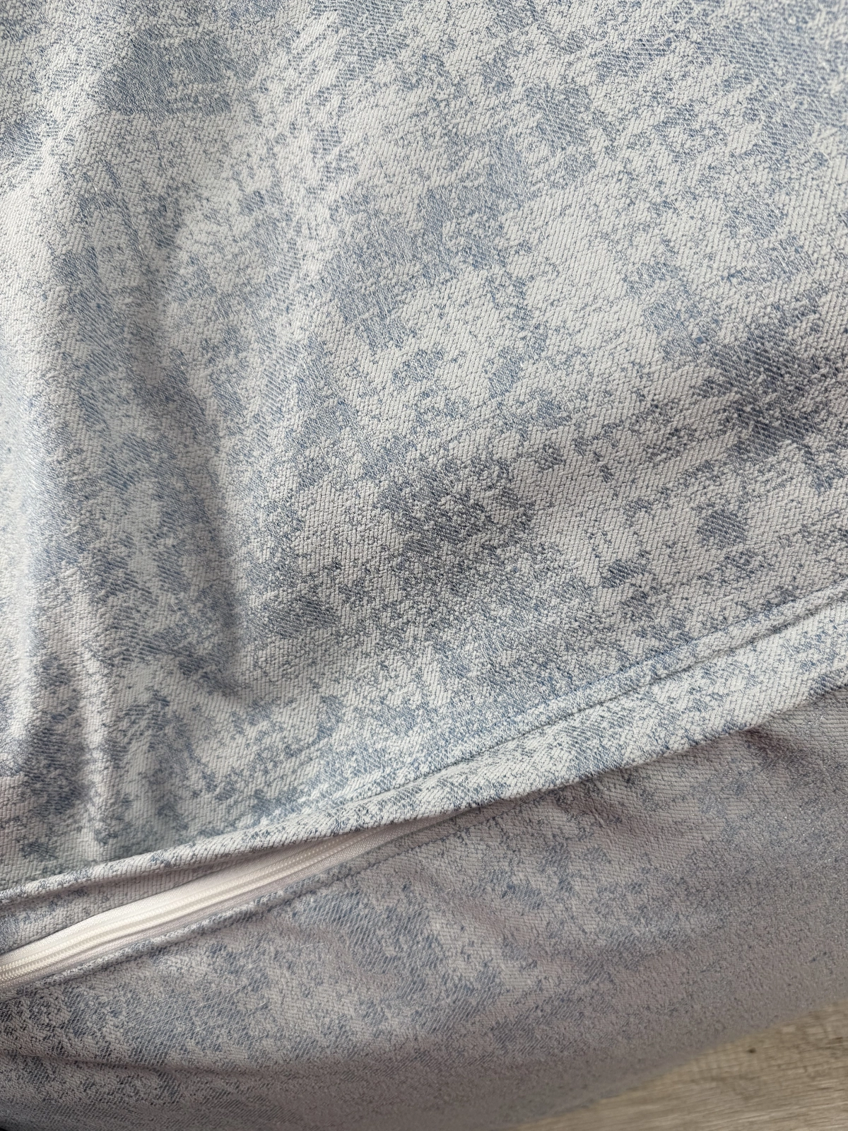 Detail modrej melírovanej polyesterovej látky