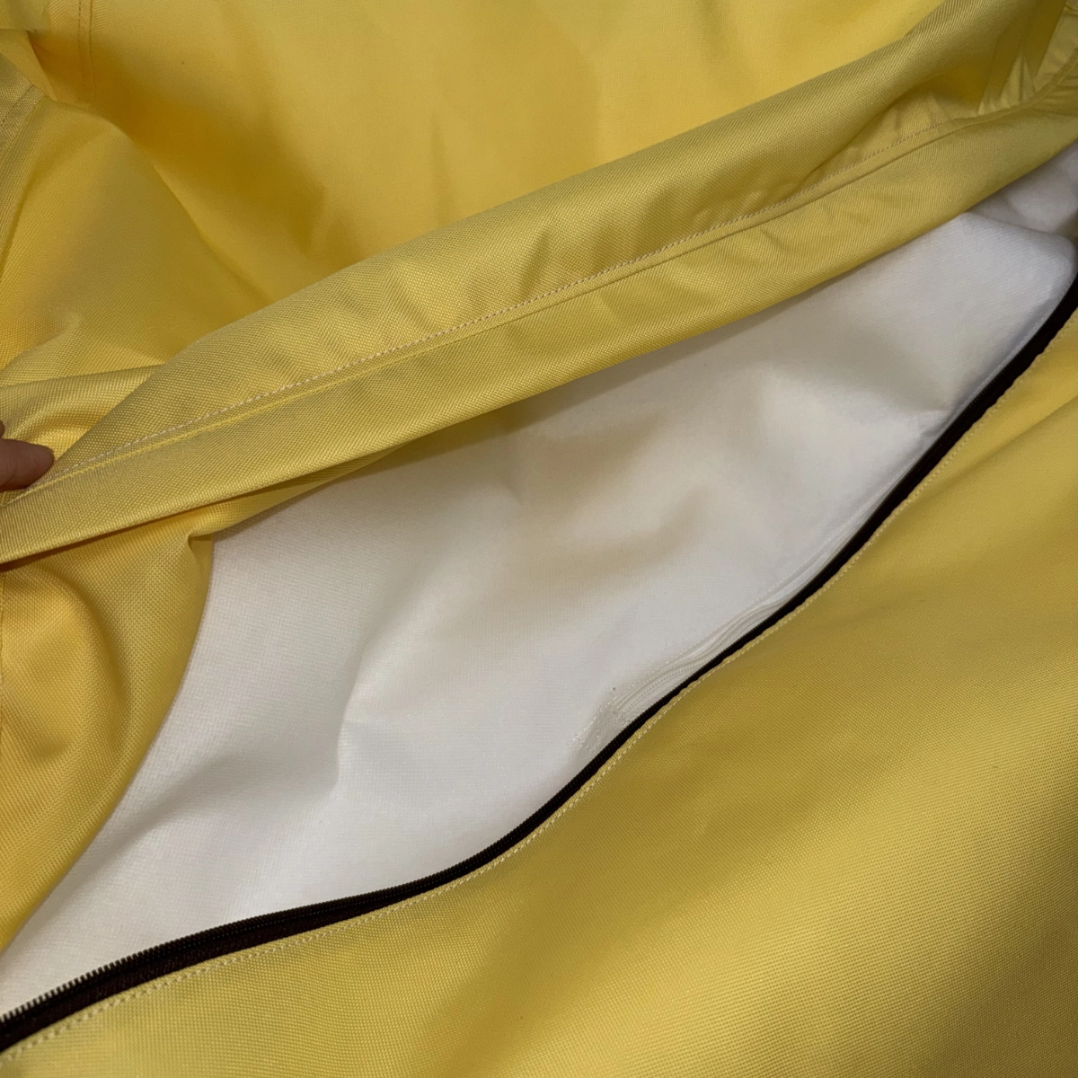 Detail šitia a žltej látky sedacieho vaku VYVA TRIO