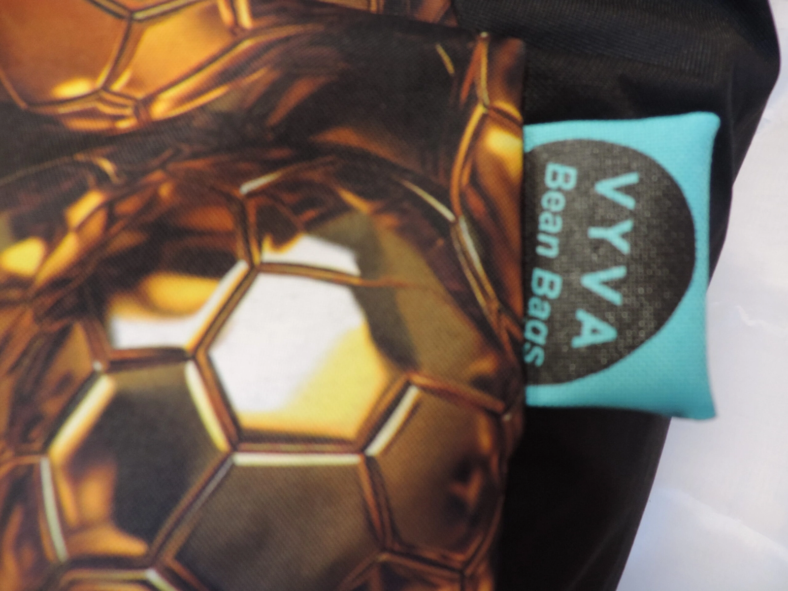 Detail vzoru zlatých futbalových lôpt na sedacom vaku VYVA TRIO