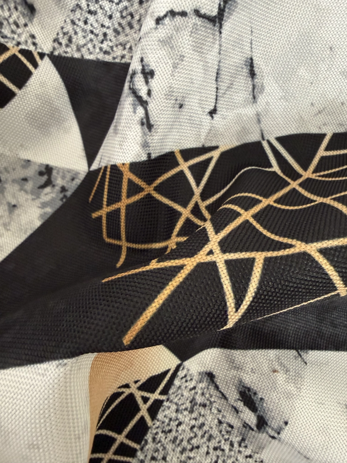 Detail geometrického vzoru sedacieho vaku VYVA TRIO Geometric