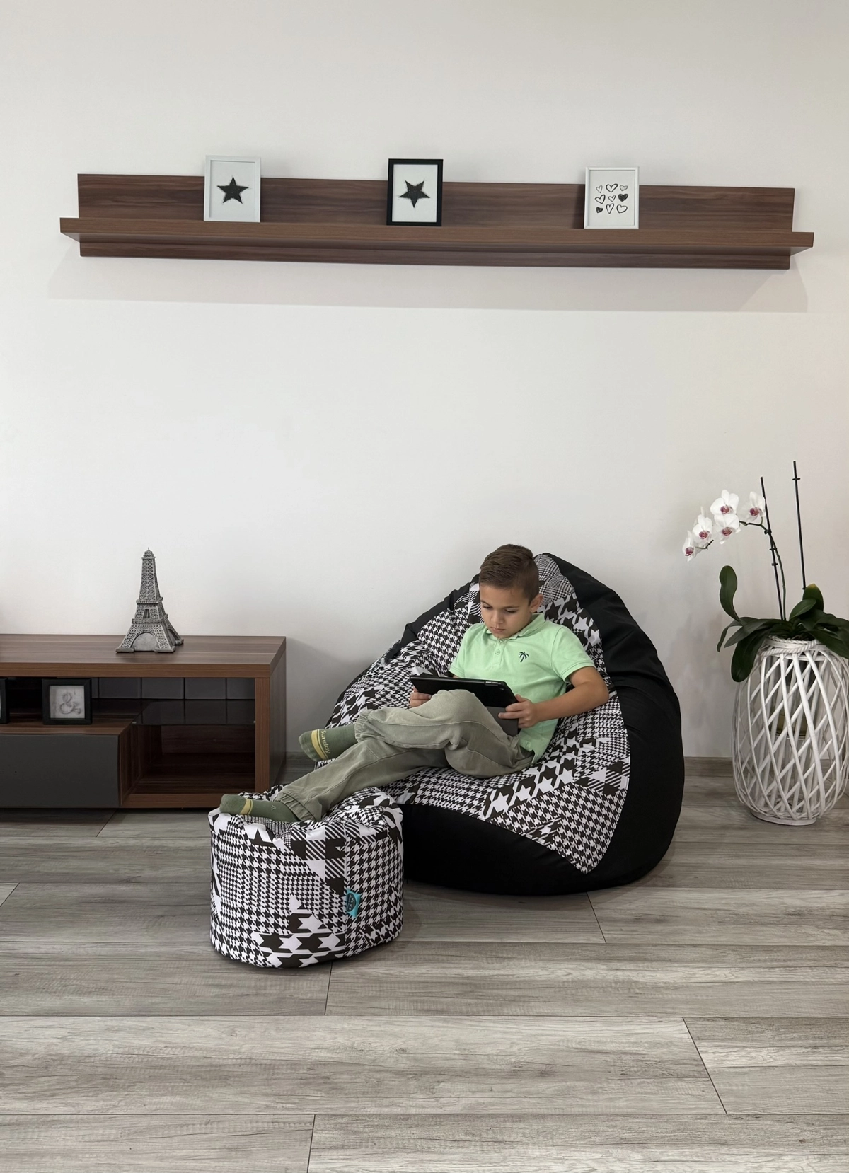 Sedací vak VYVA TRIO Pepita na čiernej pri používaní