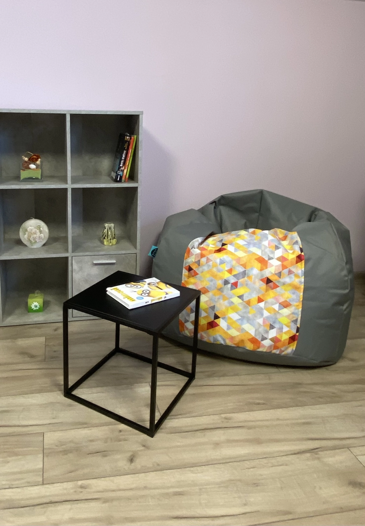 Sedací vak VYVA TRIO Trojuholníky na sivej v inom tvare